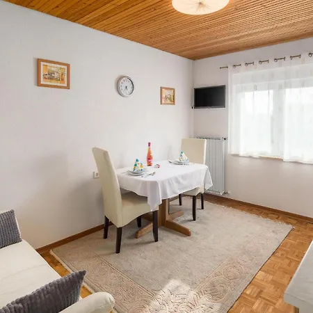1 Bedroom Stunning In Appartamento Umago