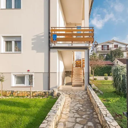 1 Bedroom Stunning In Appartamento Umago